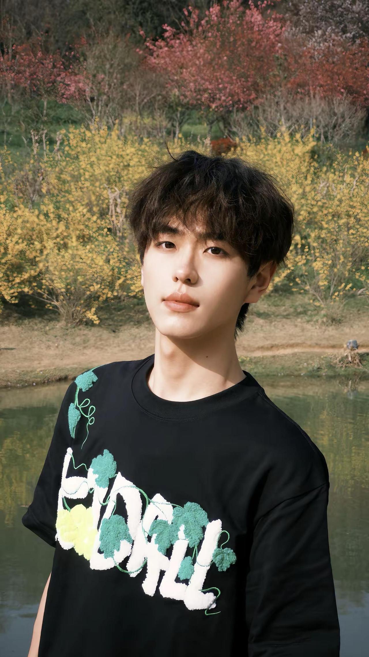 仿佛你只需静静看我一眼 就能解读我爱你这弱点