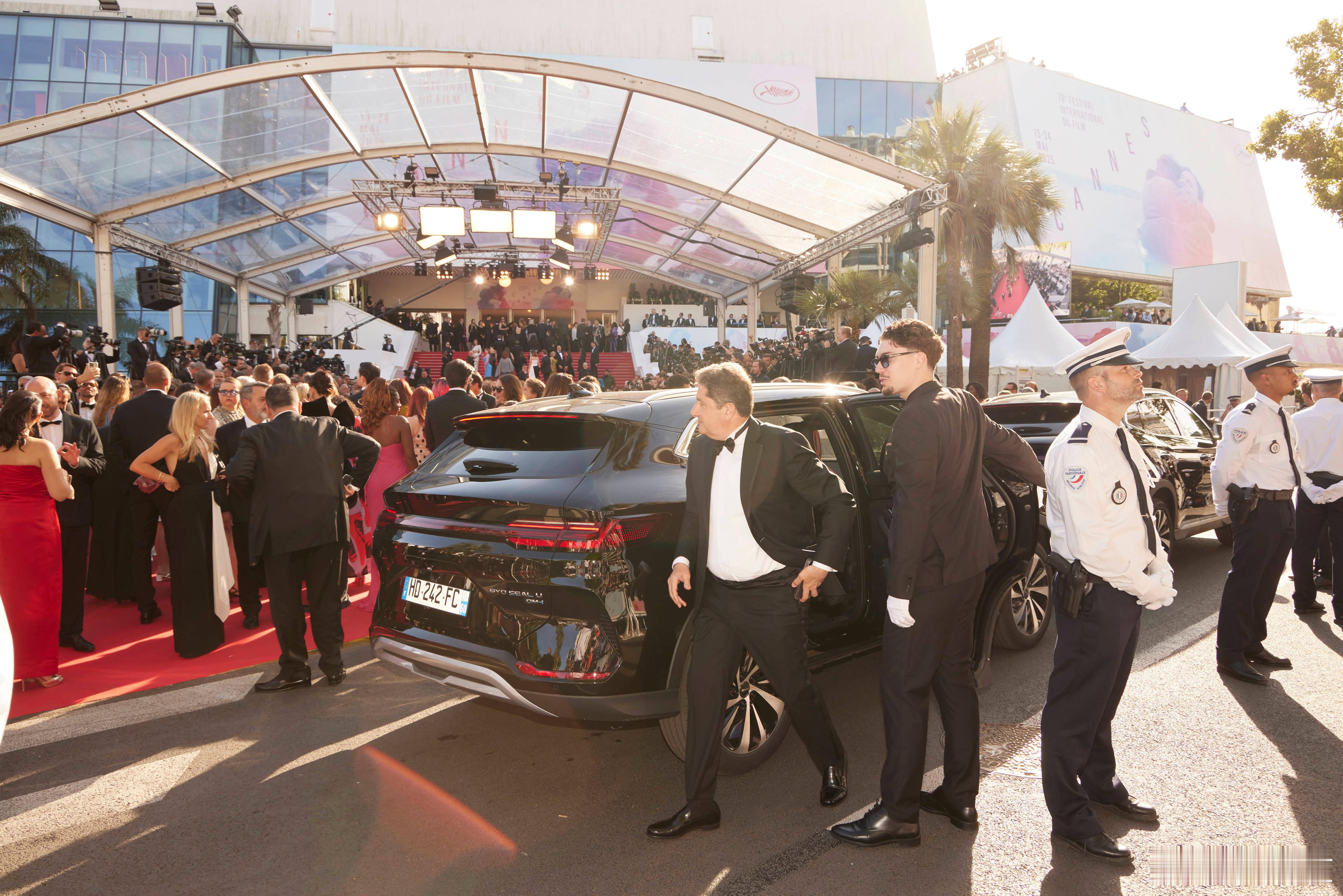 有多少人是被《非常人贩》里杰森斯坦森开的奥迪A8种草了？至少我是其中一位，奥迪Q