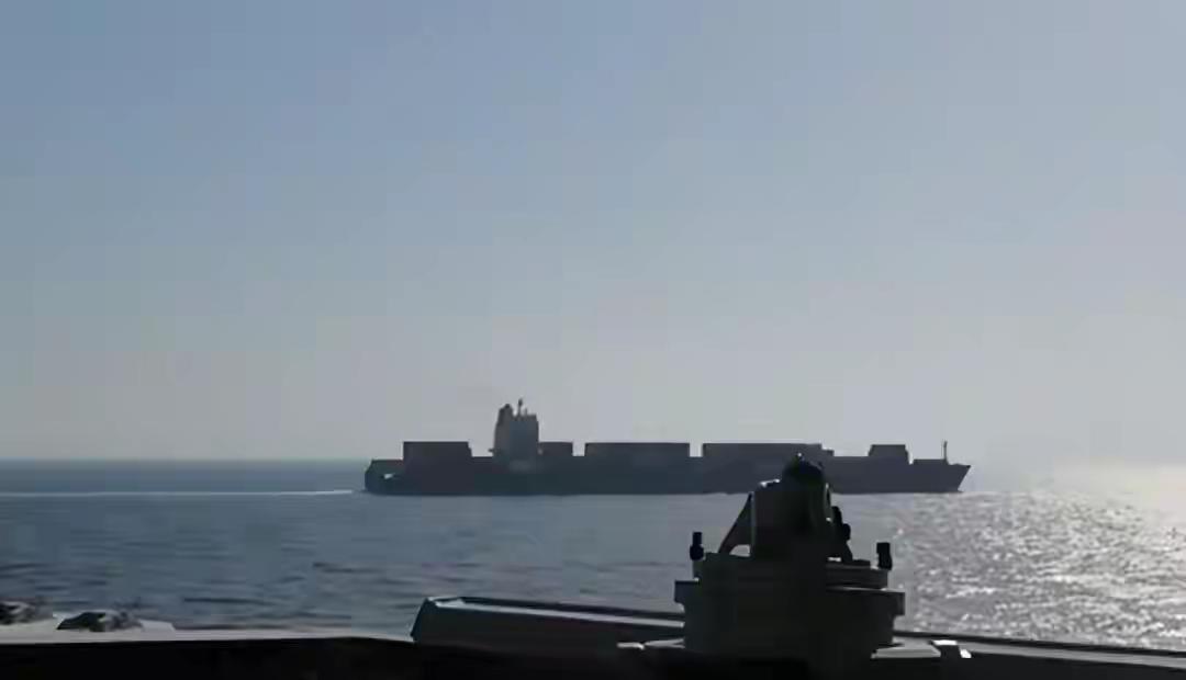 美军下黑手，货船驶离中国，先炮击后扣押，伊朗誓言复仇？
在伊朗炮击印度货船之后，