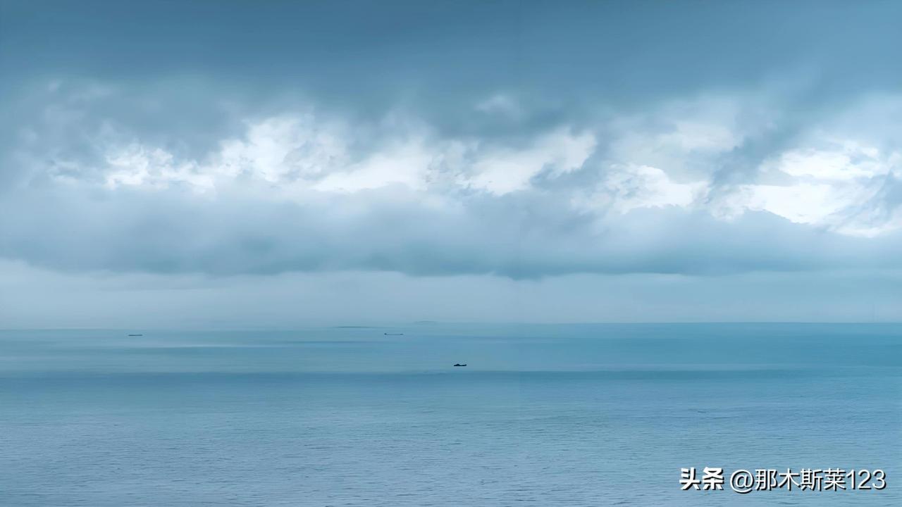 上联:云渡西山归入梦(头条)
下联:雨飞东海止于空(原创)
(网图侵删)