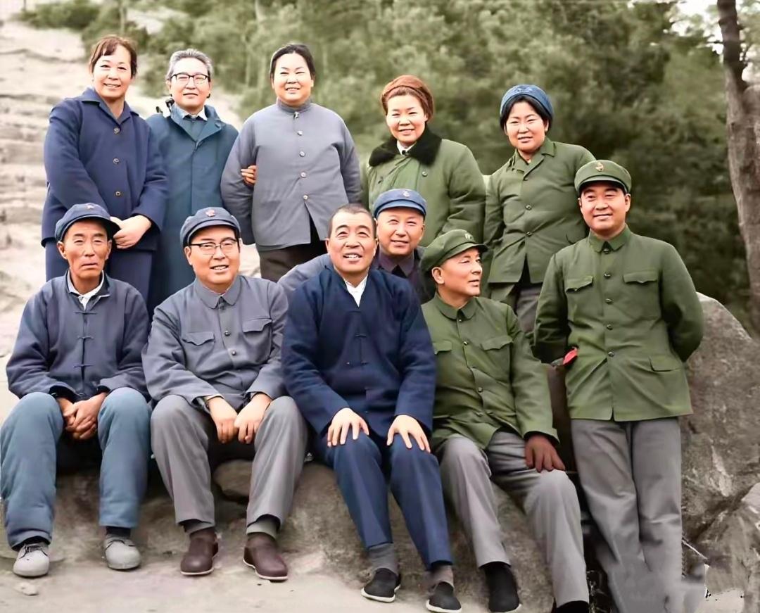 毛主席的大女儿李敏与大家的合影，大家坐在一块大石头上，朴实又暖心。

这张拍摄于