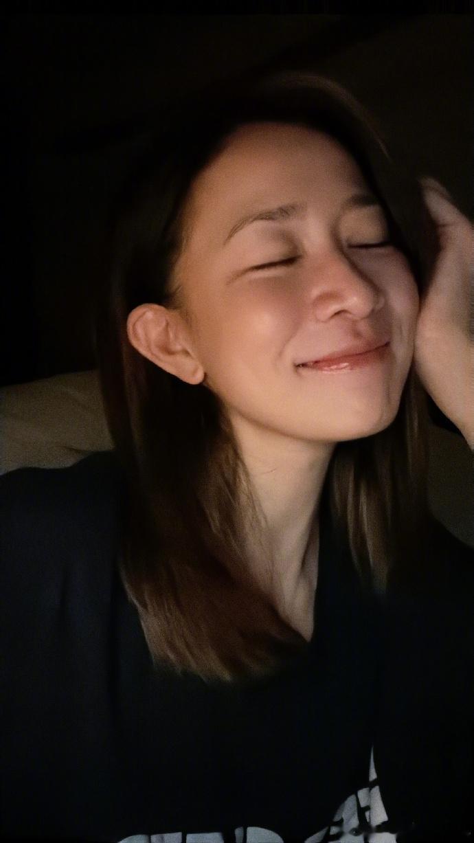 佘诗曼早安照片佘诗曼松弛感光是看着这张闭眼微笑的图，心情都变柔软 