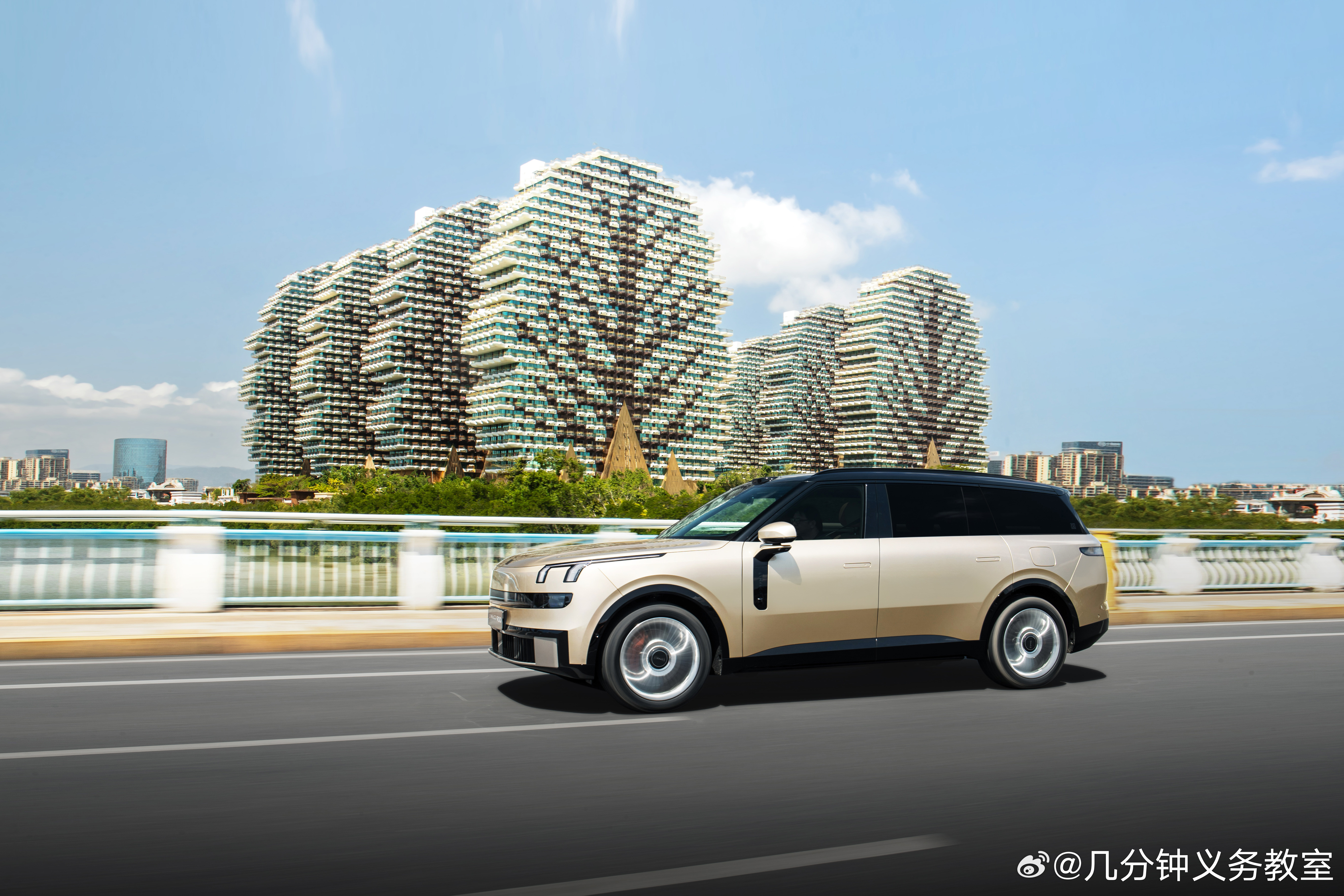 领克900出大五座了，五米二+的车长出五座，基本上就是啥都能装了，沙克和姚坐后排