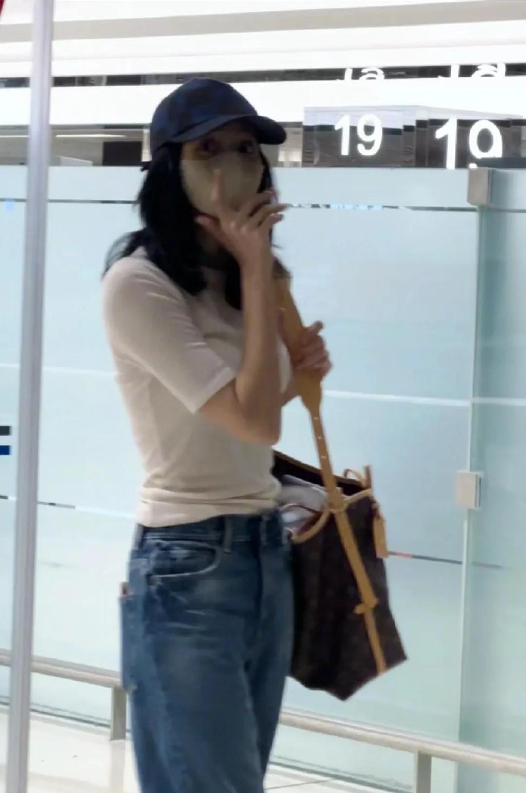 网友在新加坡偶遇Lisa，白T恤➕牛仔裤穿搭，私服穿得很随意自然，身材真的很好，