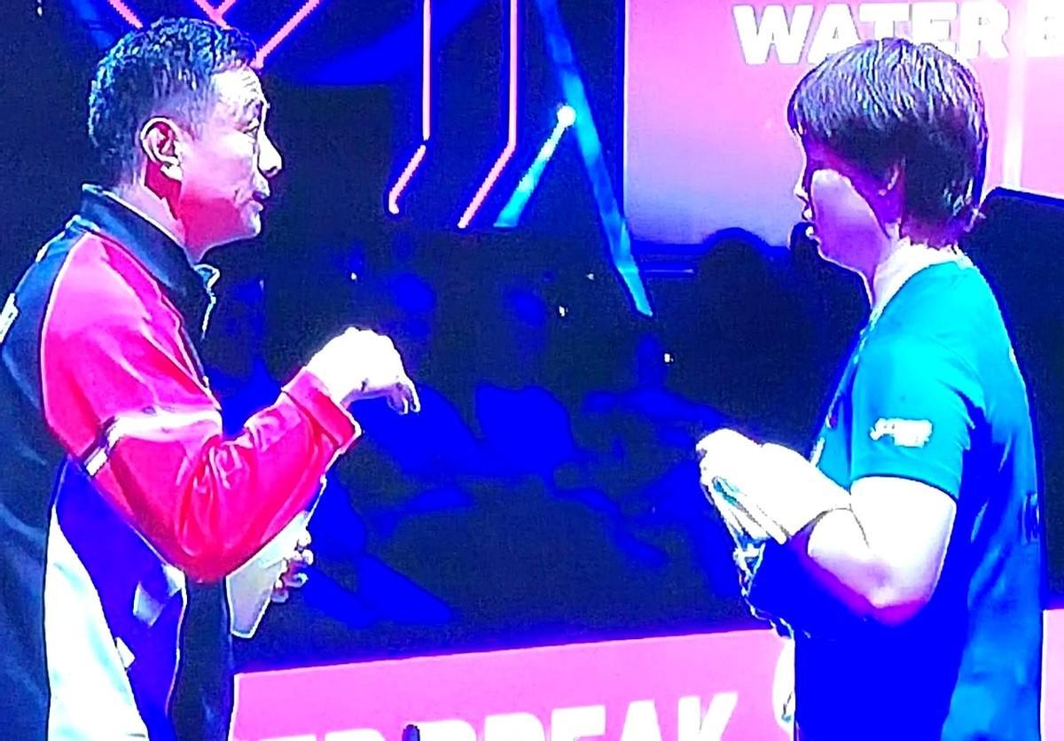 首局8比11输了，没人慌。
第二局一板正手砸进死角，全场起立。
第三局发球变节奏