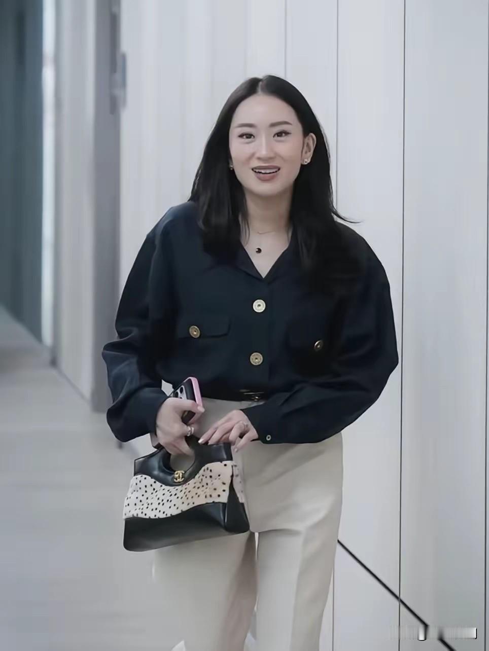 6月9日，佩通坦来到为泰党总部上班报到！自从父亲他信恢复自由后，佩通坦的精神状态