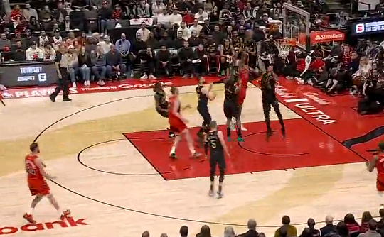 英格拉姆顶开防守上篮依然不中，目前已经8中1仅得2分