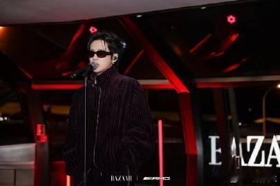 周震南搂着苏翊鸣唱BBB 芭莎派对真的炸裂了！周震南抱着苏翊鸣唱BBB，奥运冠军