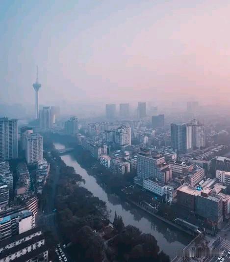 越想越意外，成都坐拥双机场+西南中心及省会，GDP和城建竟比不上没机场的苏州
 