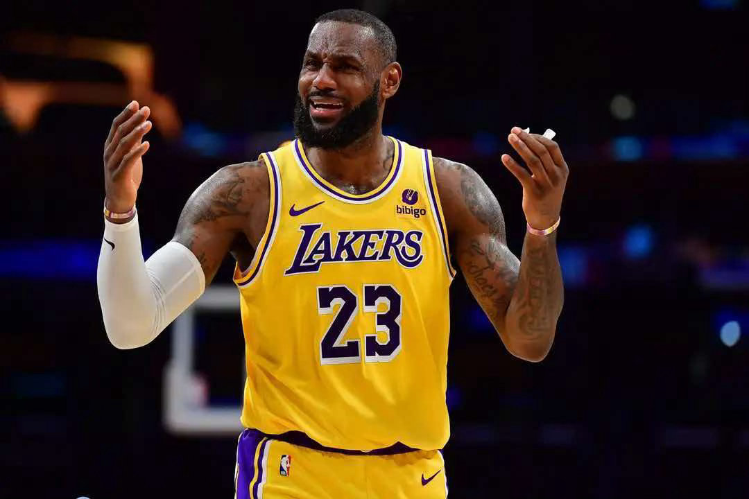 湖人放弃詹姆斯自由球员权HoopsHype名记Michael Scotto报道，