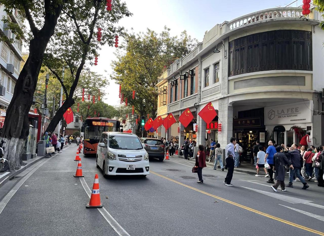 永庆坊的风，踩着阳光漫过老街 阳光斜斜扫过骑楼廊柱，风卷着树影落在鞋尖，走一步就