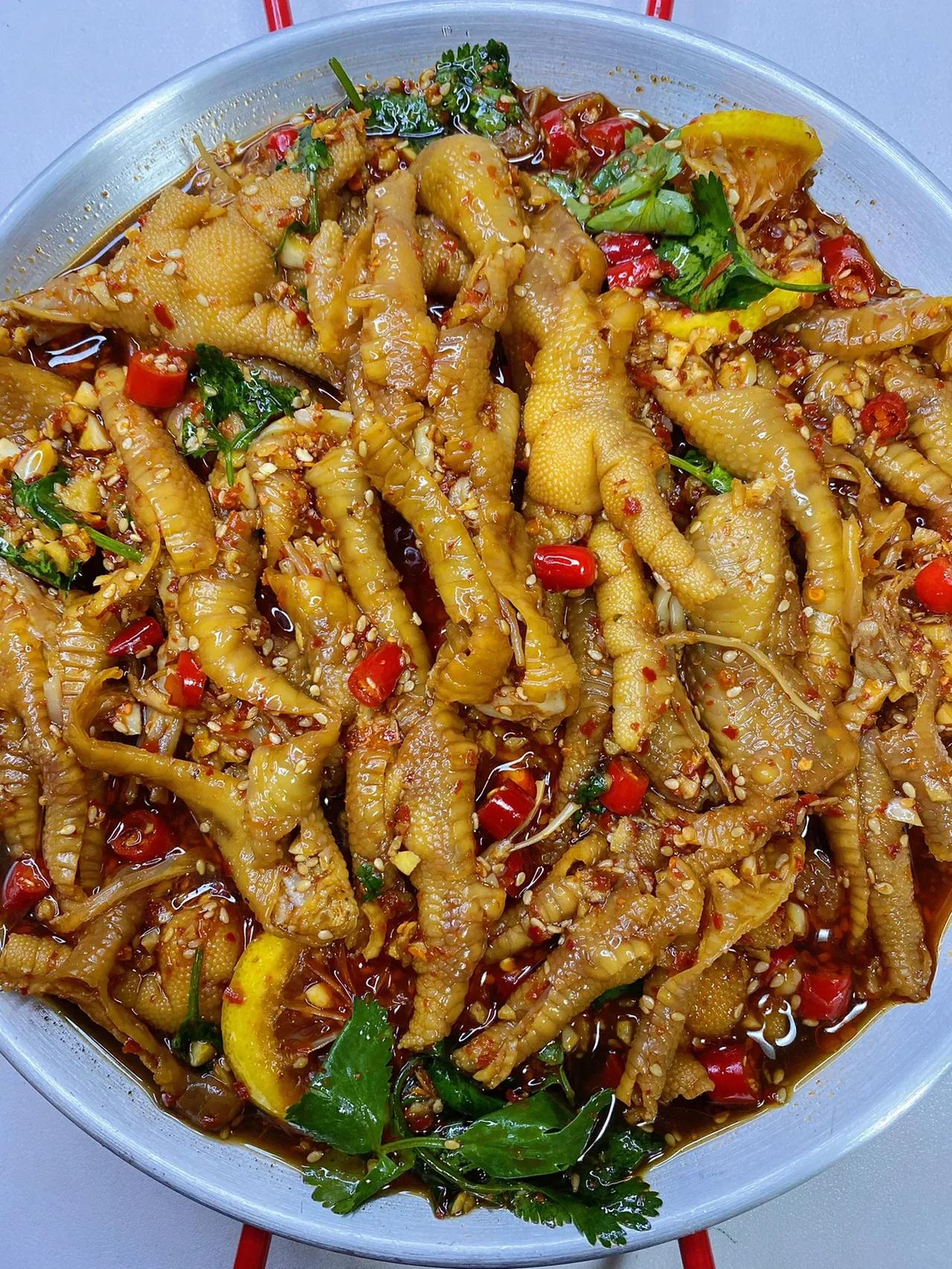夜市上爆火的酸辣柠檬鸡爪，我也跟风做一下，出去摆个摊没问题， 好吃到停不下来

