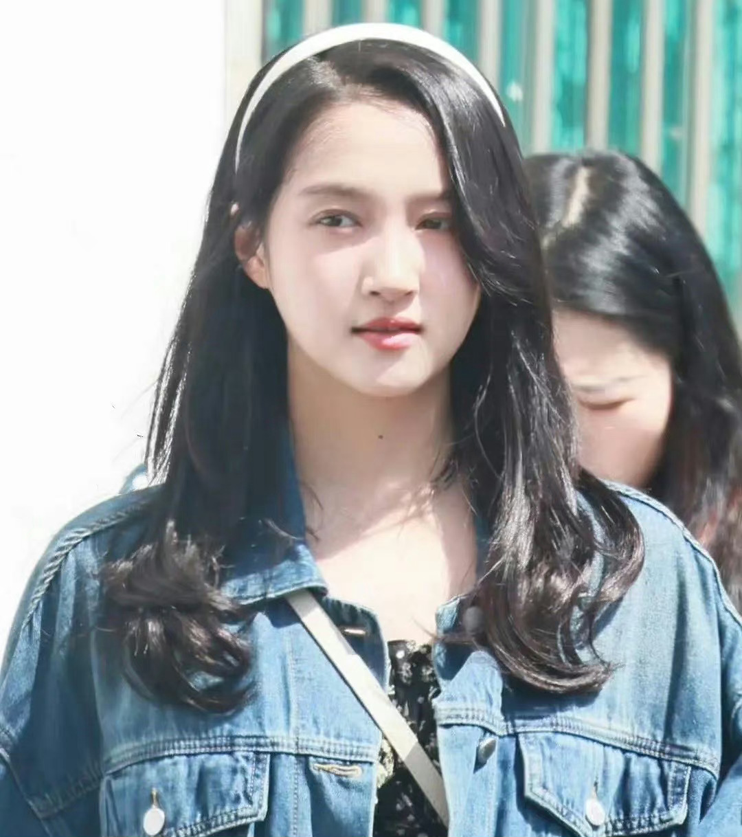 关晓彤长得怎么越来越有鹿晗的感觉了？ ​​​