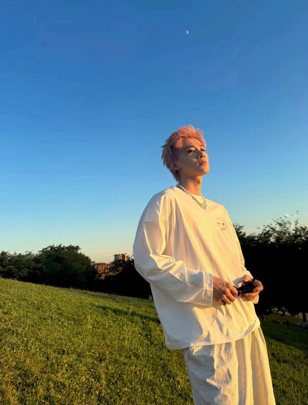 白敬亭精装朋友圈vs毛坯人生白敬亭发的自己：干净清爽拽酷男大风，度假chill感