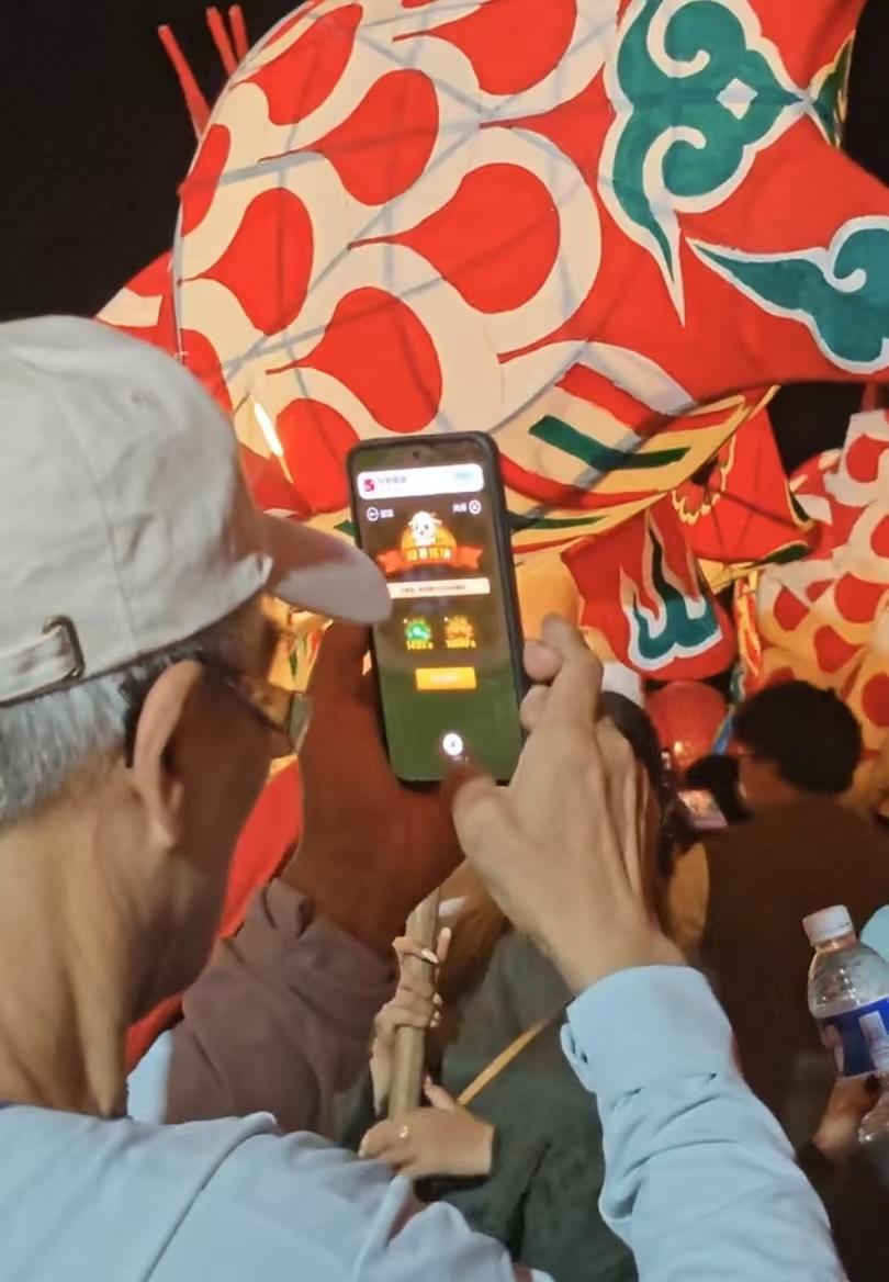 堪称赛博鬼打墙，大爷举手机拍照点了半分钟叉硬是没扒拉出去，还下载俩软件[黑线]