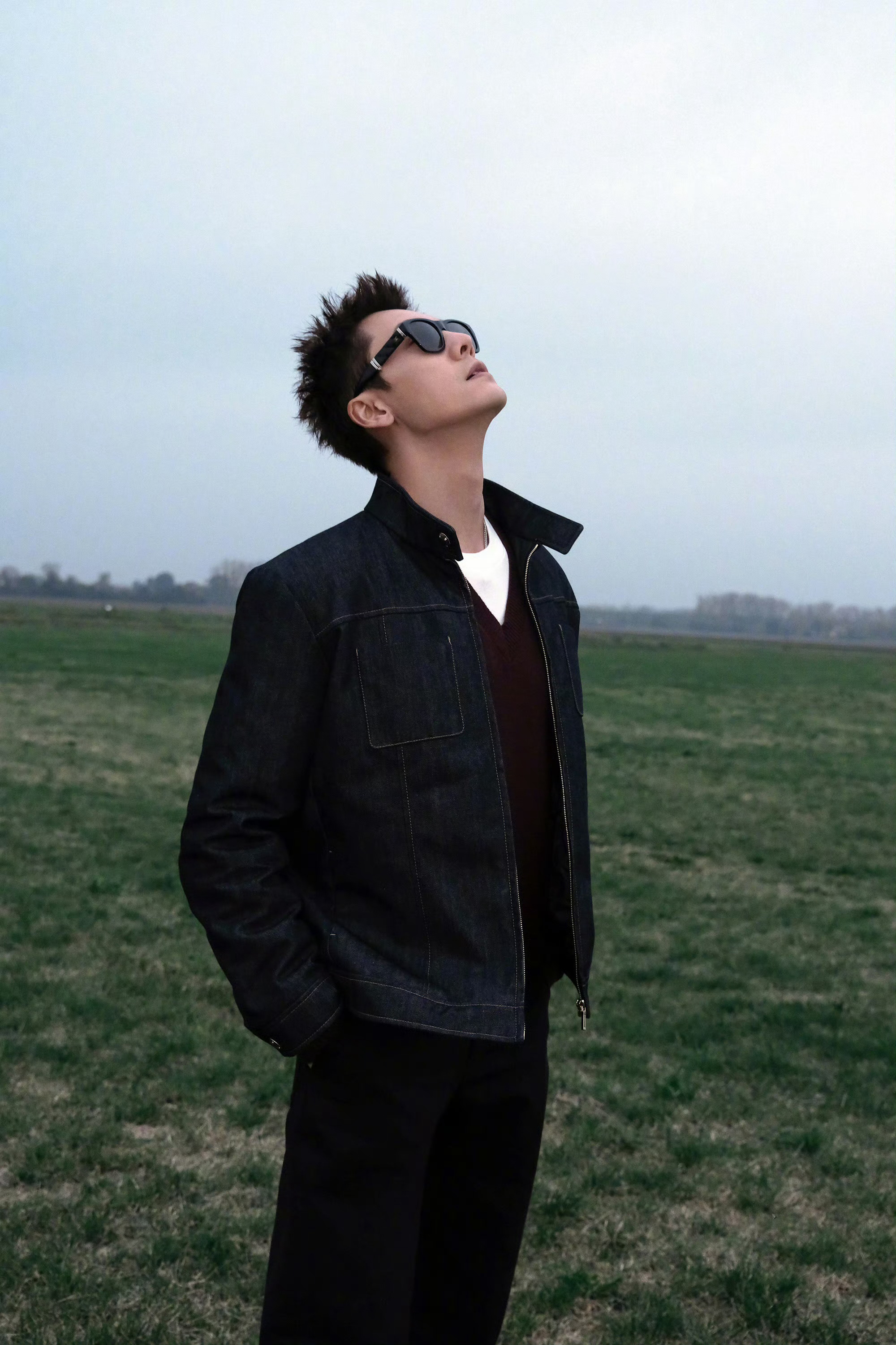 出门在外拍照最重要 陈伟霆看看自拍 享受此时此刻