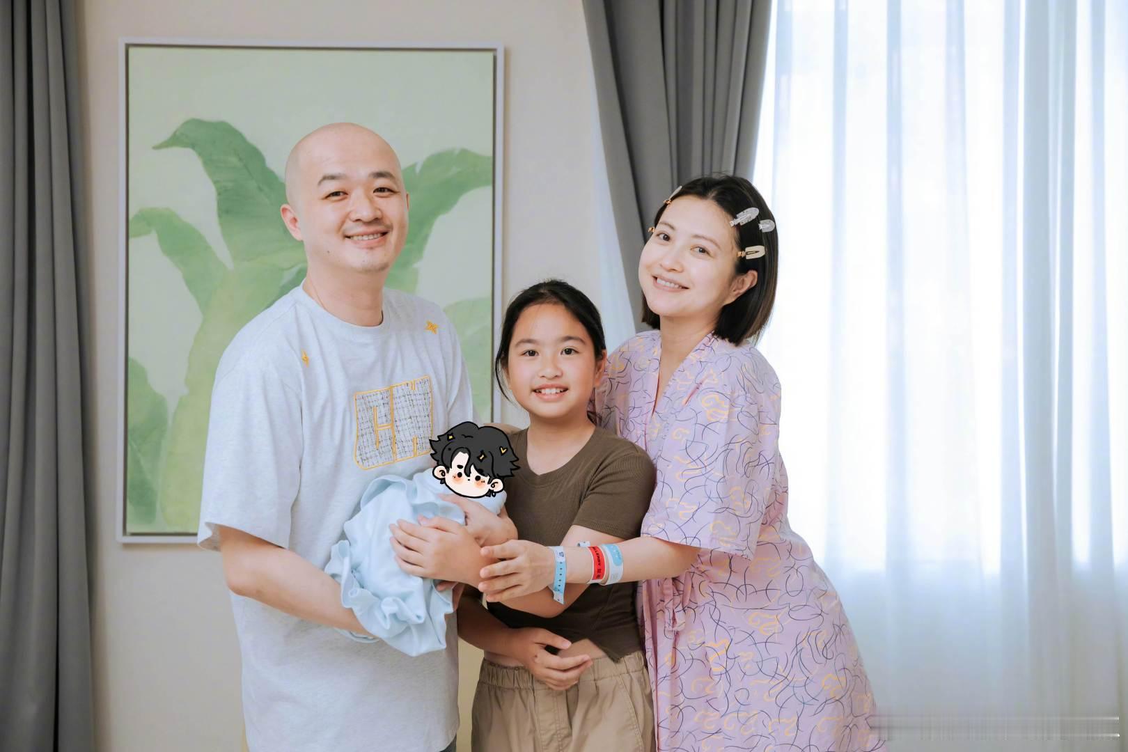 包贝尔包文婧520全家福包贝尔晒一家四口全家福520包贝尔包文婧这全家福绝了！“
