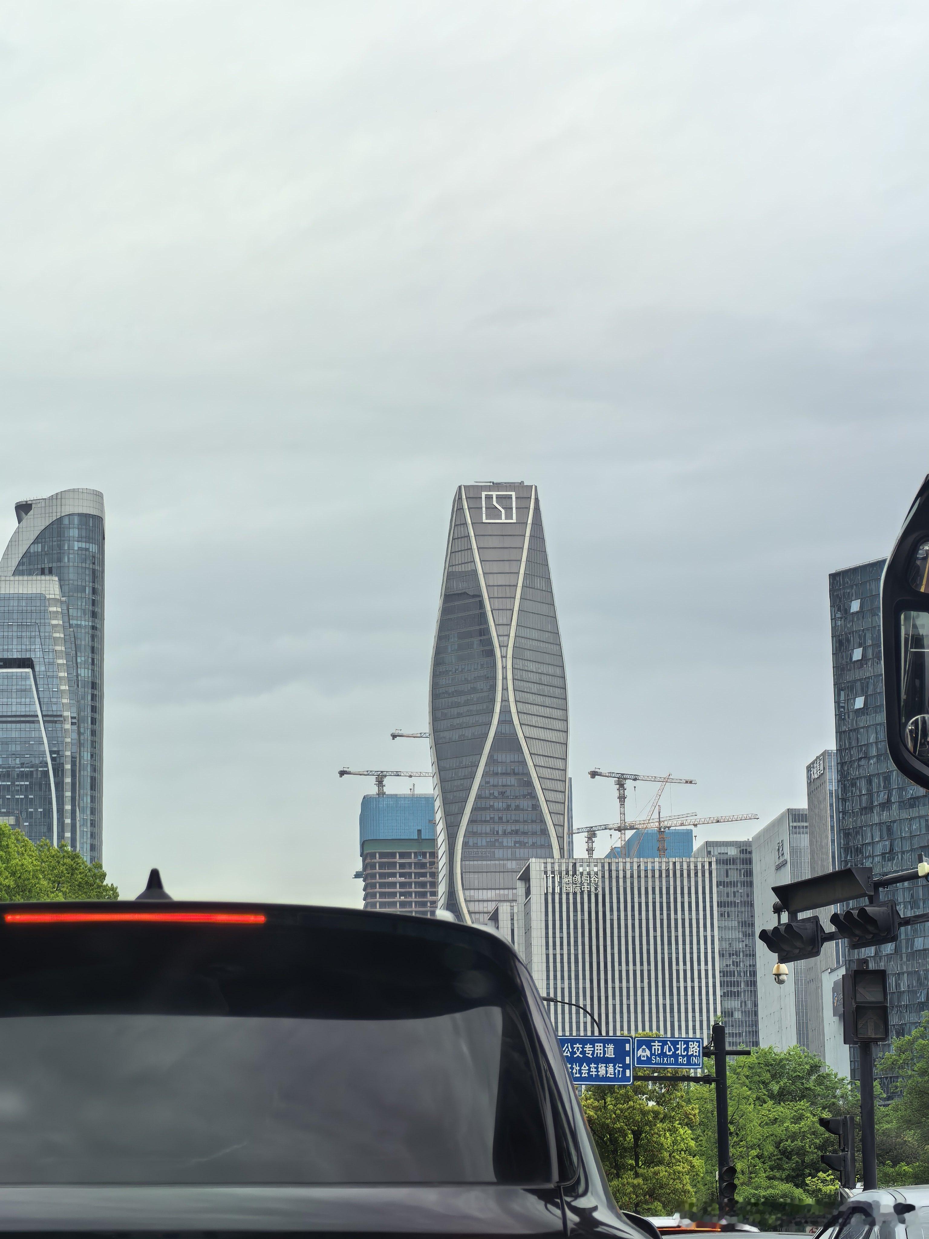 到杭州第一眼就看到极氪的大楼一个大楼的设计感，也代表了一个企业的品味。感觉是不是