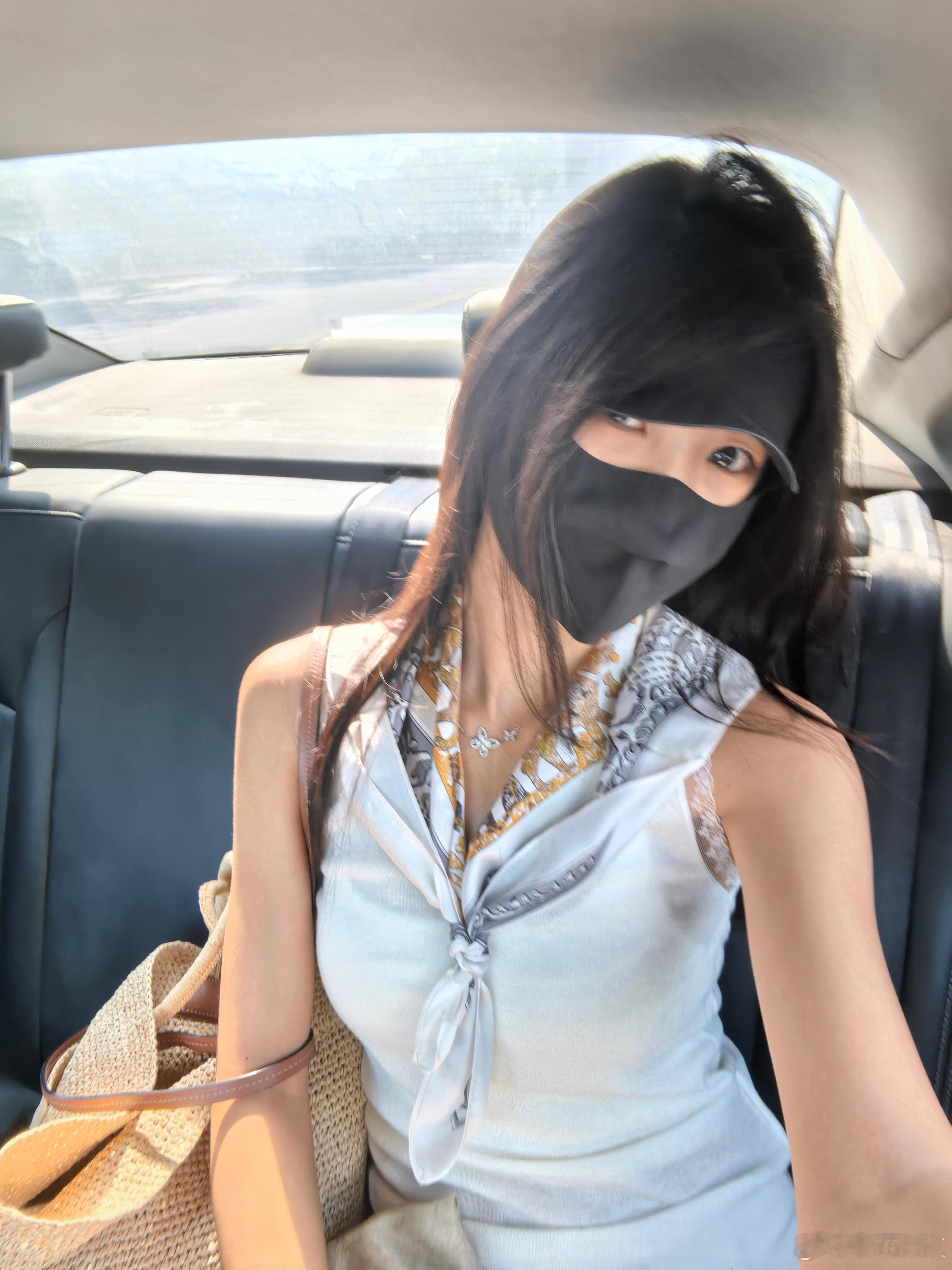 朋友们早带面罩真的好方便，赶飞机实在起不来化妆[老师好] ​​​