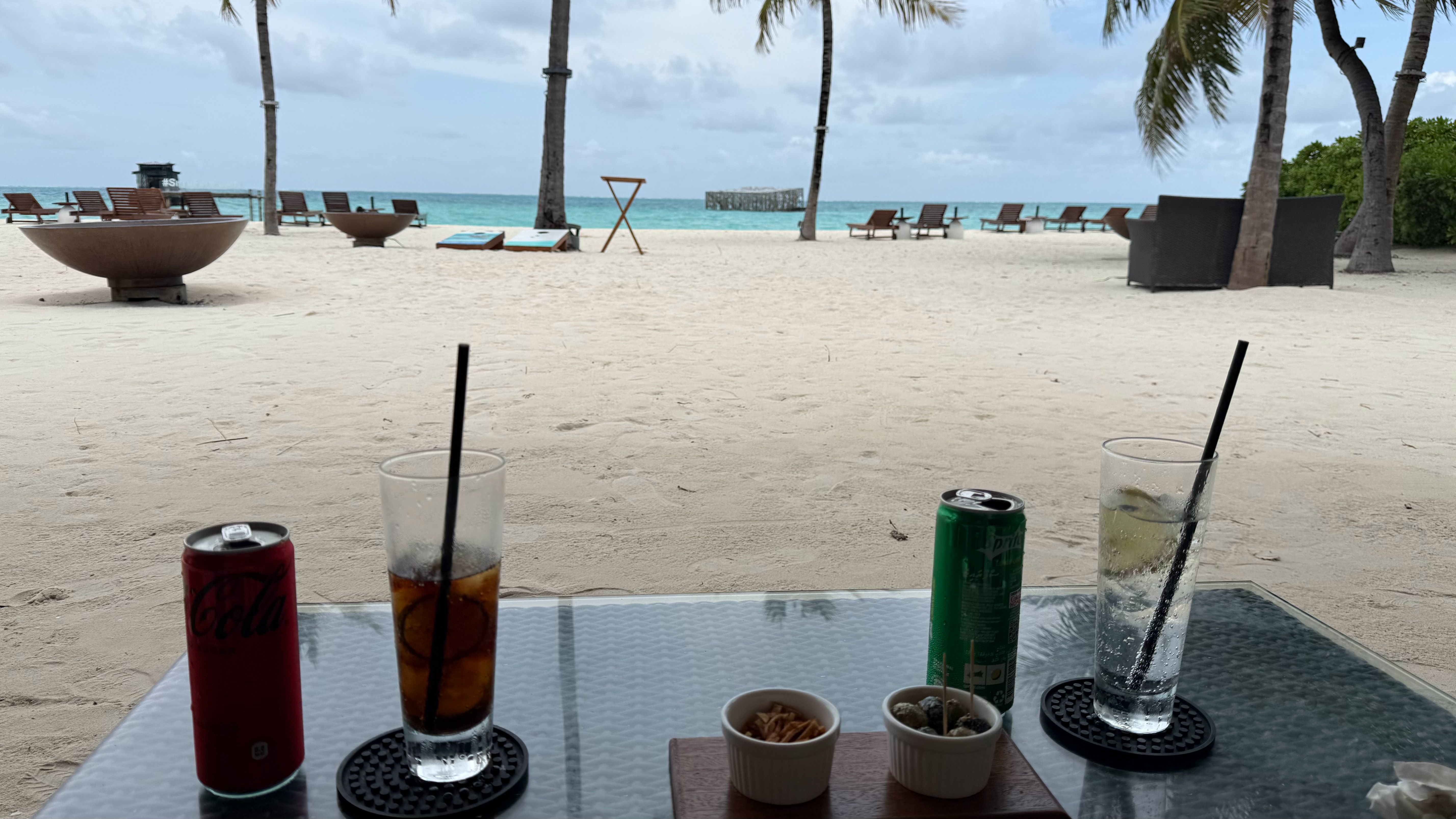 点了两杯碳酸饮料是我这辈子喝过最贵的，太离谱了。 