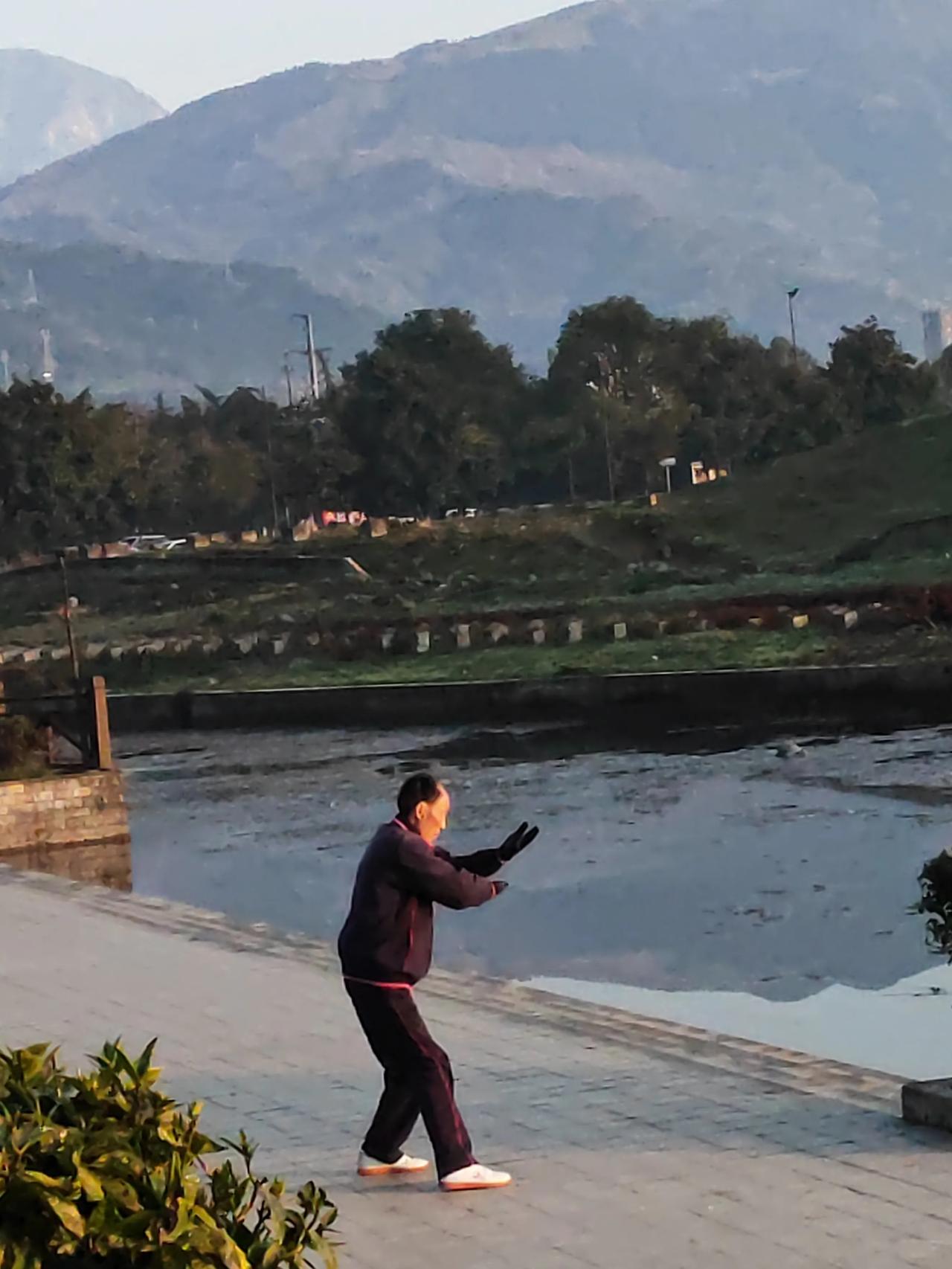 轻轻松松抬胳膊，慢慢幽幽翘起腿
欢心悦耳随乐动，清晨舞动太极功