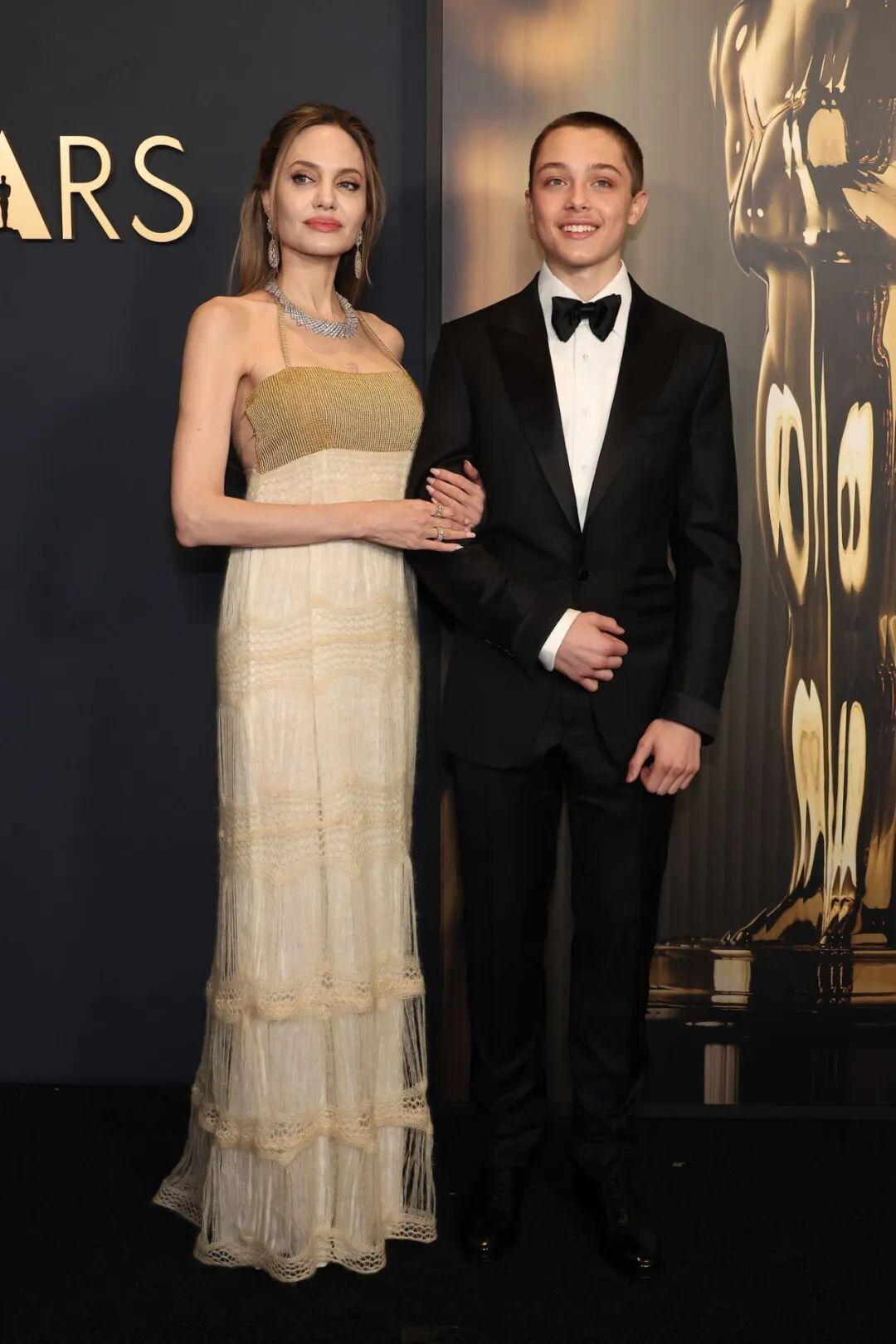 Knox Jolie-Pitt（诺斯克·朱莉-皮特）今年17岁拥有法国和美国的国