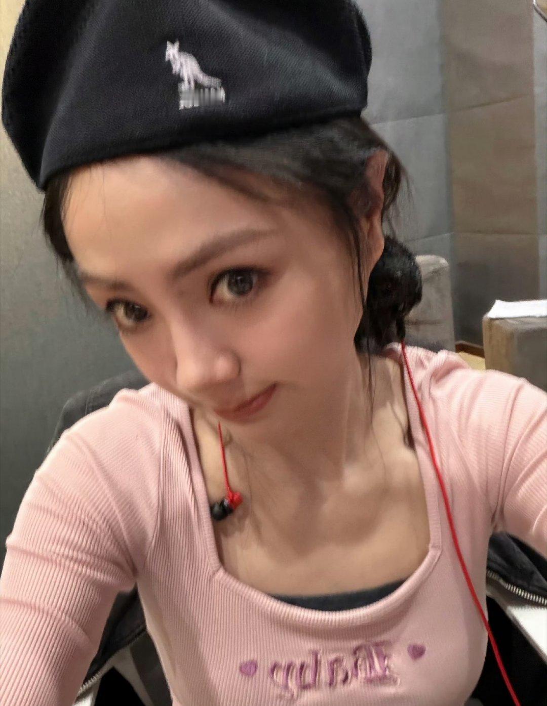 哎呀谢可寅你咋那么萌！！！谁家小猪包呀粉粉嫩嫩的