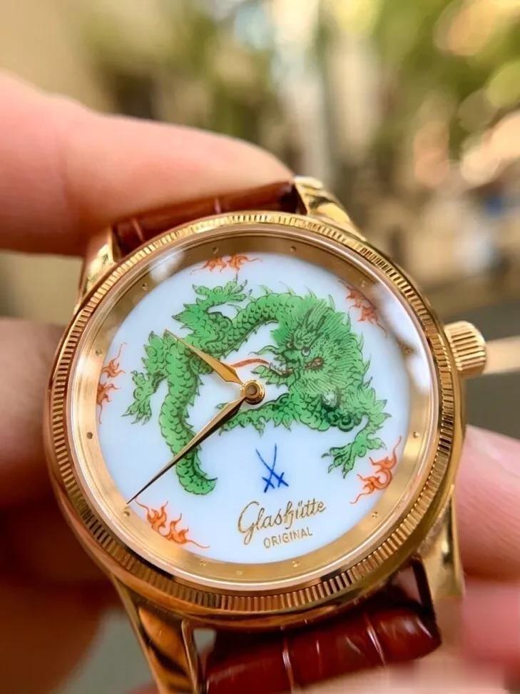  梅森表盘上的龙 分别被格拉苏蒂限量制成90只玫瑰金、60只白金和40只铂金的手