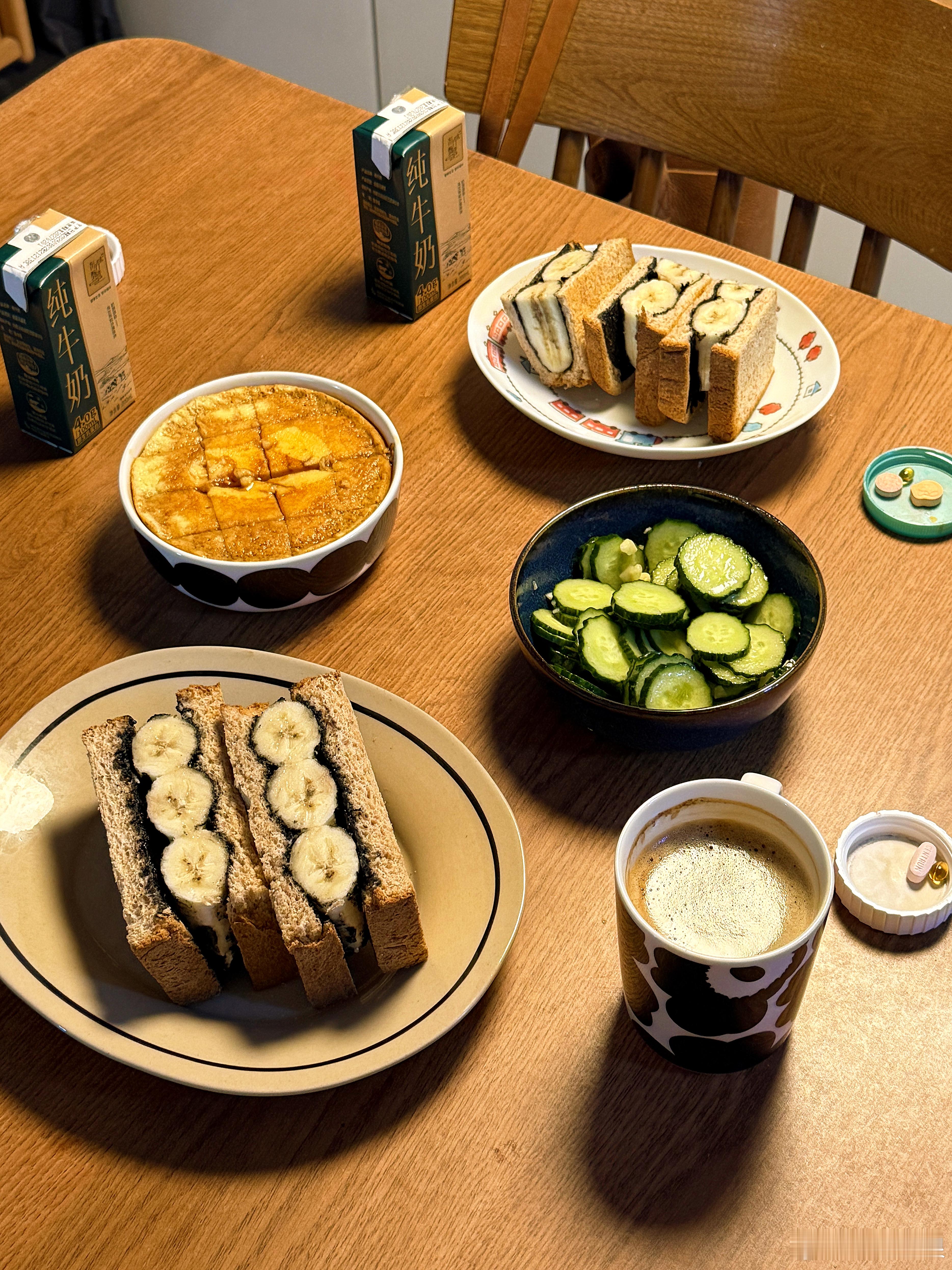 小学生本周早餐+晚餐主打碳水蛋白质膳食纤维均衡、粗细粮搭配、蔬菜多样、主食多样。