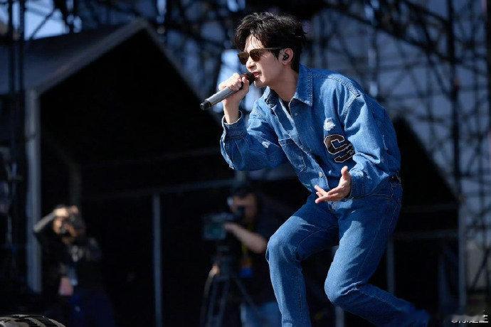 #陈楚生歌手2025官宣首发#陈楚生加盟《歌手 2025》的官宣消息，如同划破音