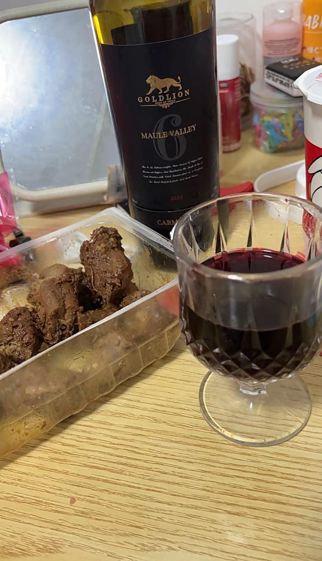 以前喝一杯奶茶就很快乐 ，可现在不行了 ，得喝一点酒 ………微醺是成年人最 体面