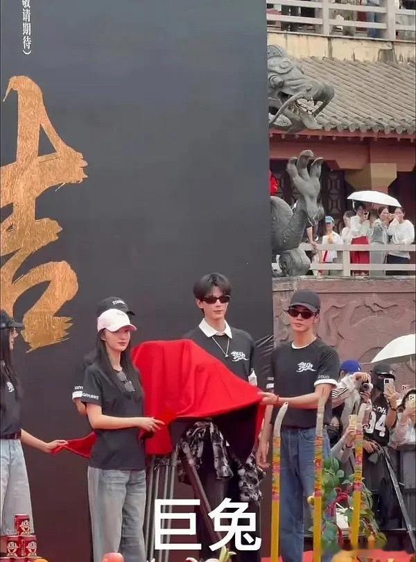 干嘛找这么高的男配，这剧也是挺不懂事的 