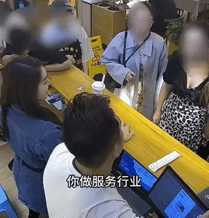 恶人有人治！云南丽江有一行12人到饭店用餐。这12人当中，带头的女子走向前台结账