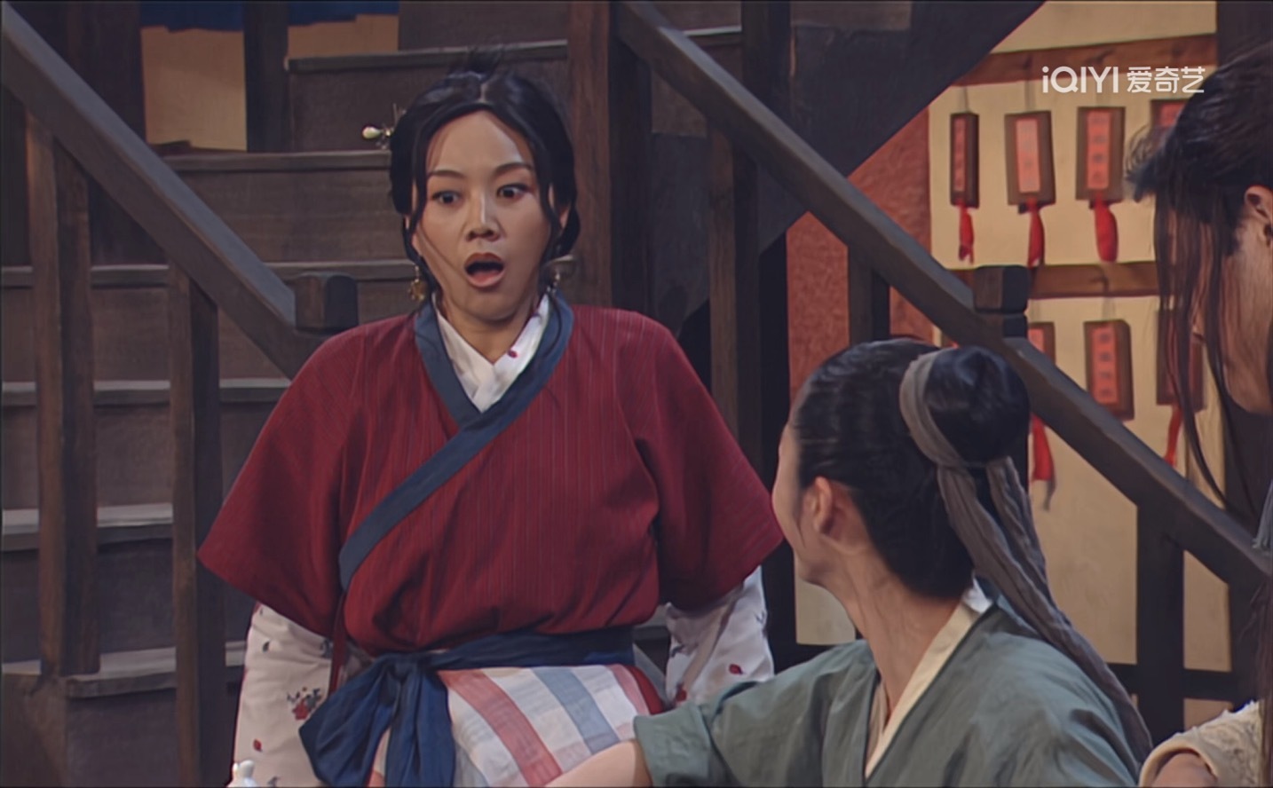 《我为湘玉存大钱》第42集小郭从怡红楼打探回来了，但是她真的不让你省心啊，砸坏了