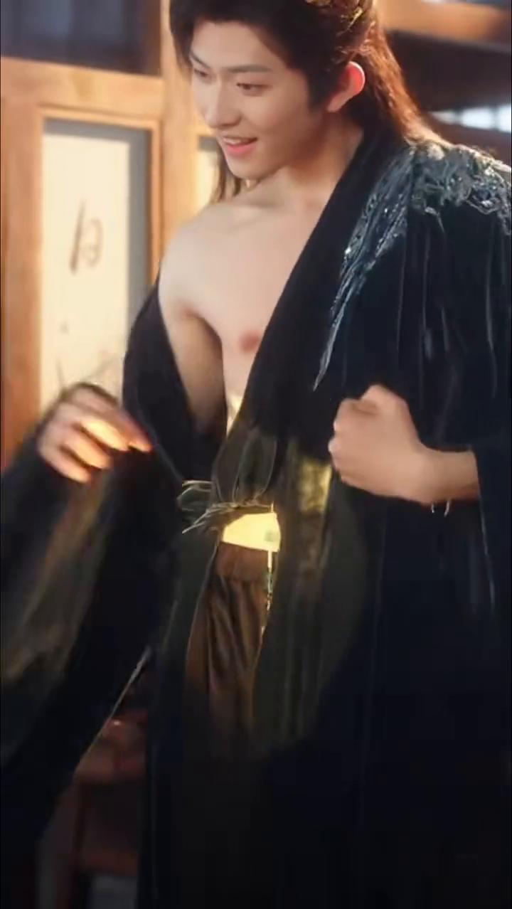这狗暴君身材真好。