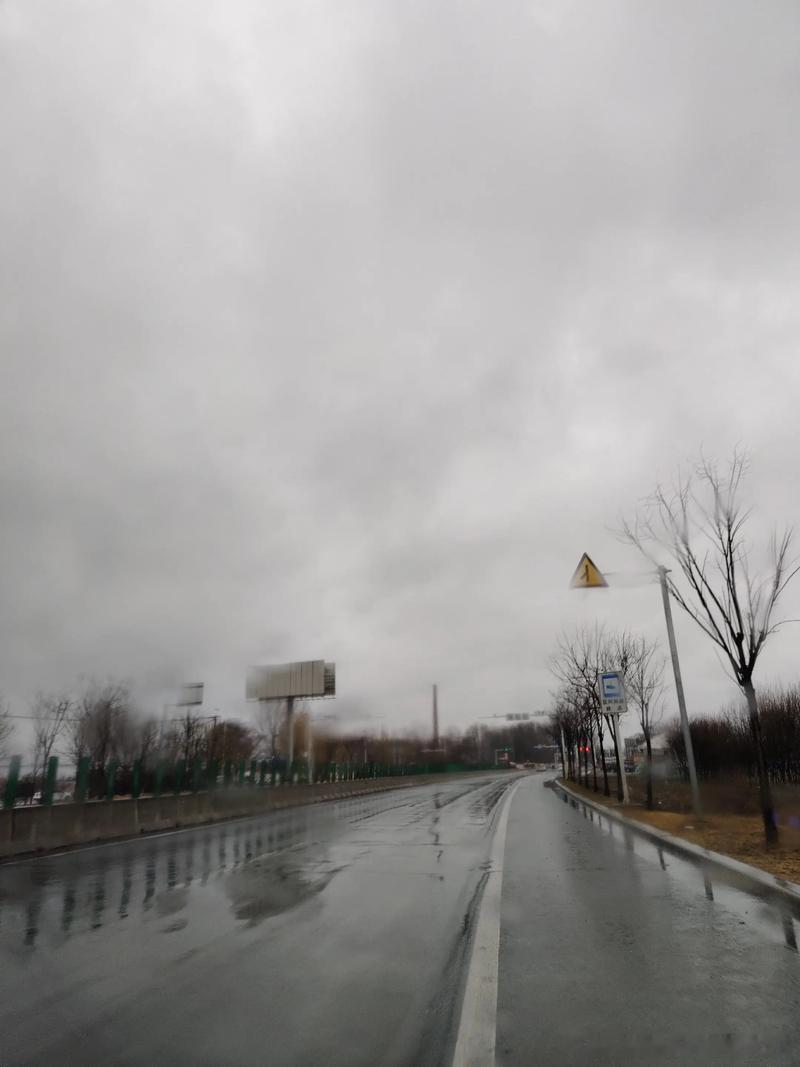 天气最近总是灰蒙蒙的，还总在下雨，就不能不下了吗？ 