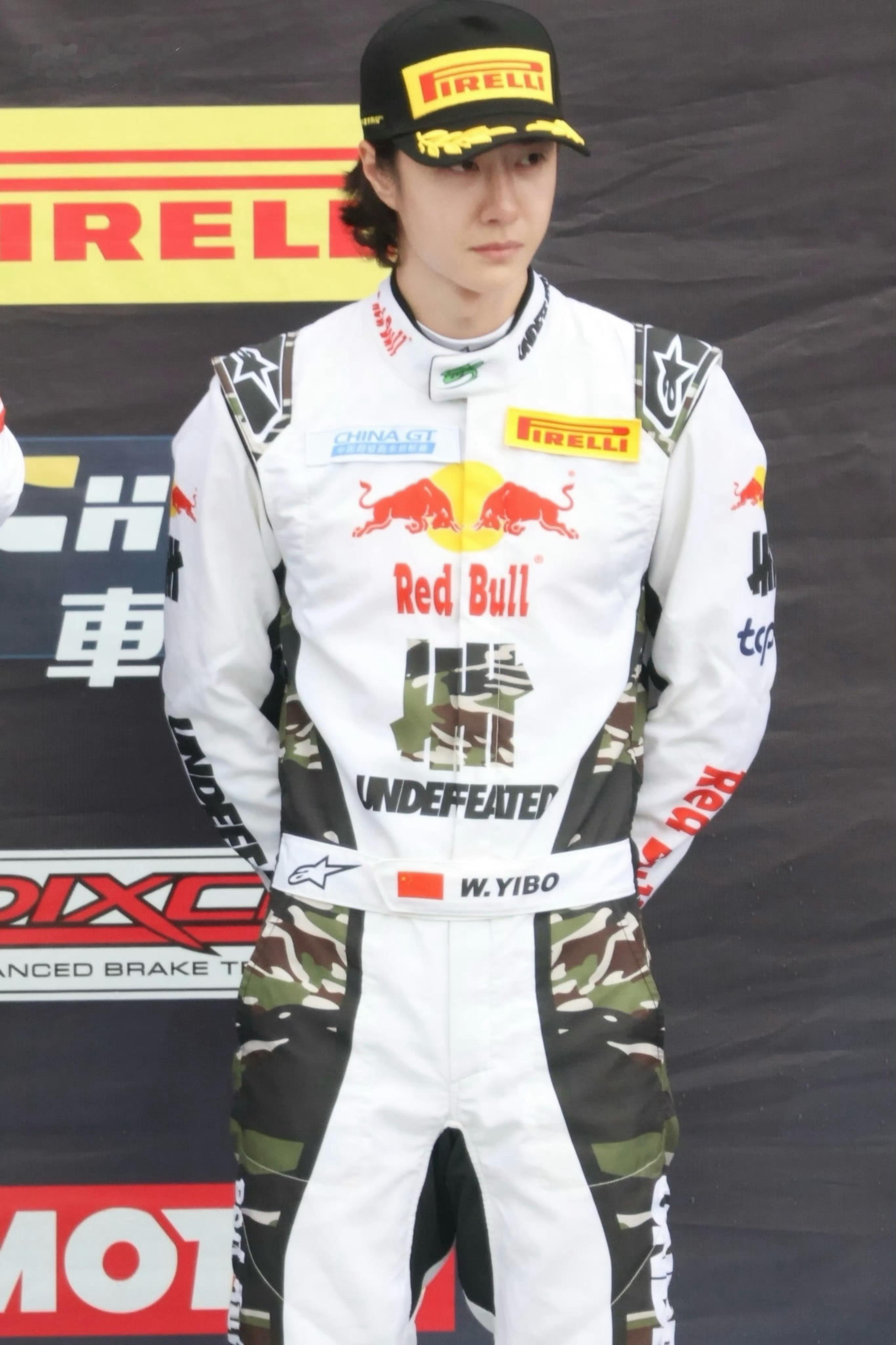 领奖台是酷盖的勋章，你站在那里，世界便有了光。 王一博85racing