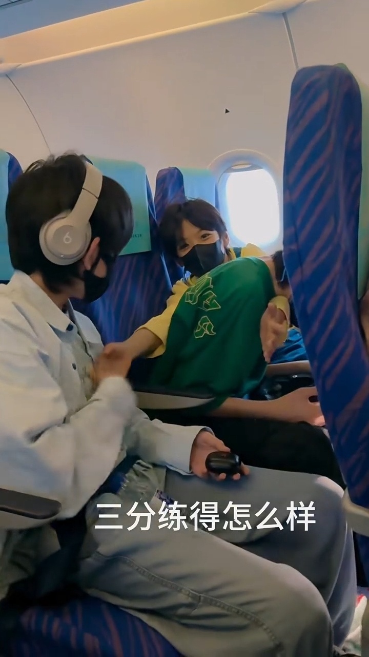 当吱吱向其他人敞开怀抱时口口是怎么做的： 