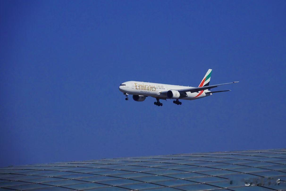 从小喜欢看飞机，那时候只能看到空中的飞机非常小。直到快30岁了才第一次有幸坐飞机