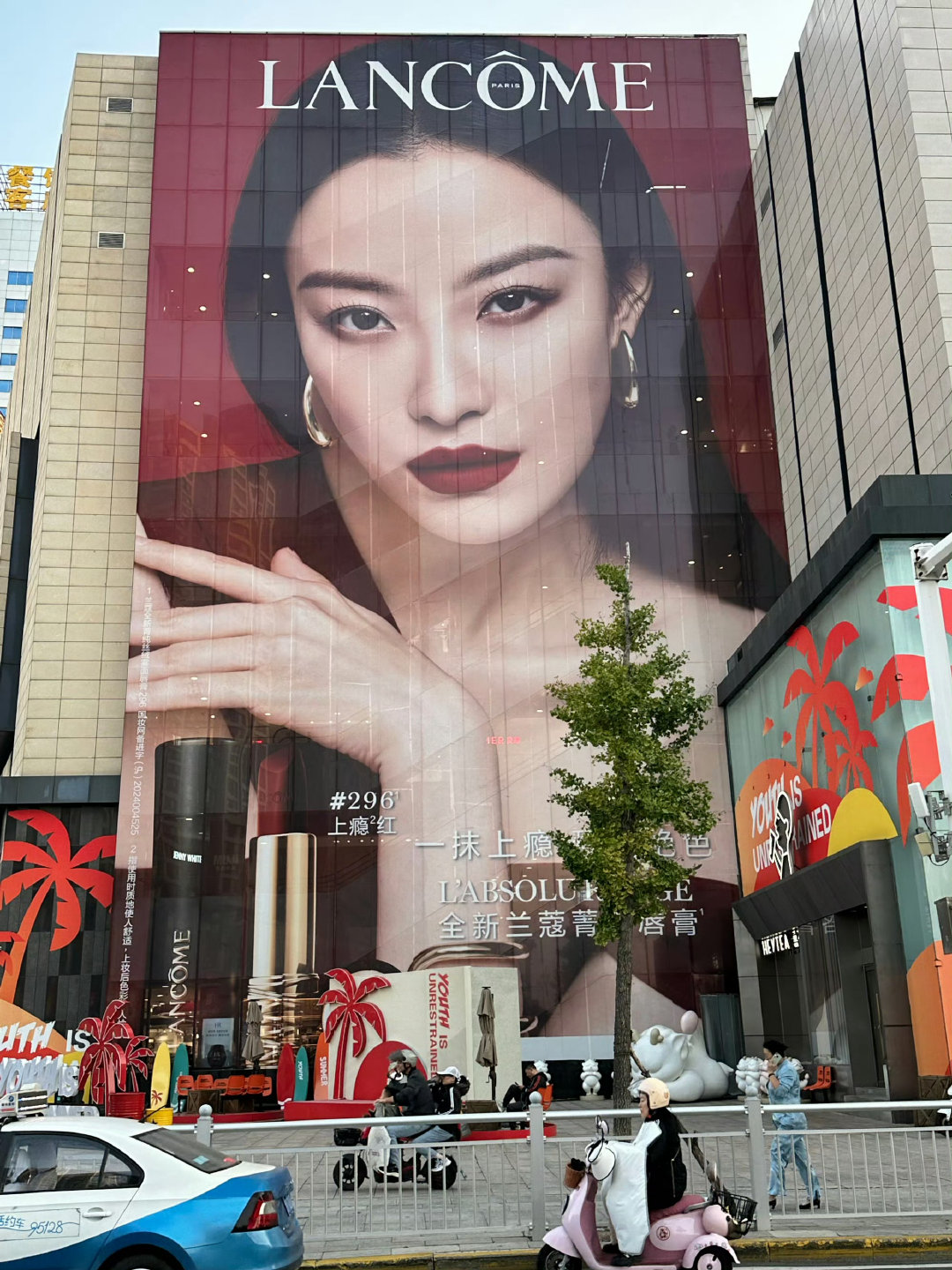 倪妮兰蔻全球代言人  反复观看倪妮的花絮，根本不想出来。简约红裙勾勒绝美身姿，长