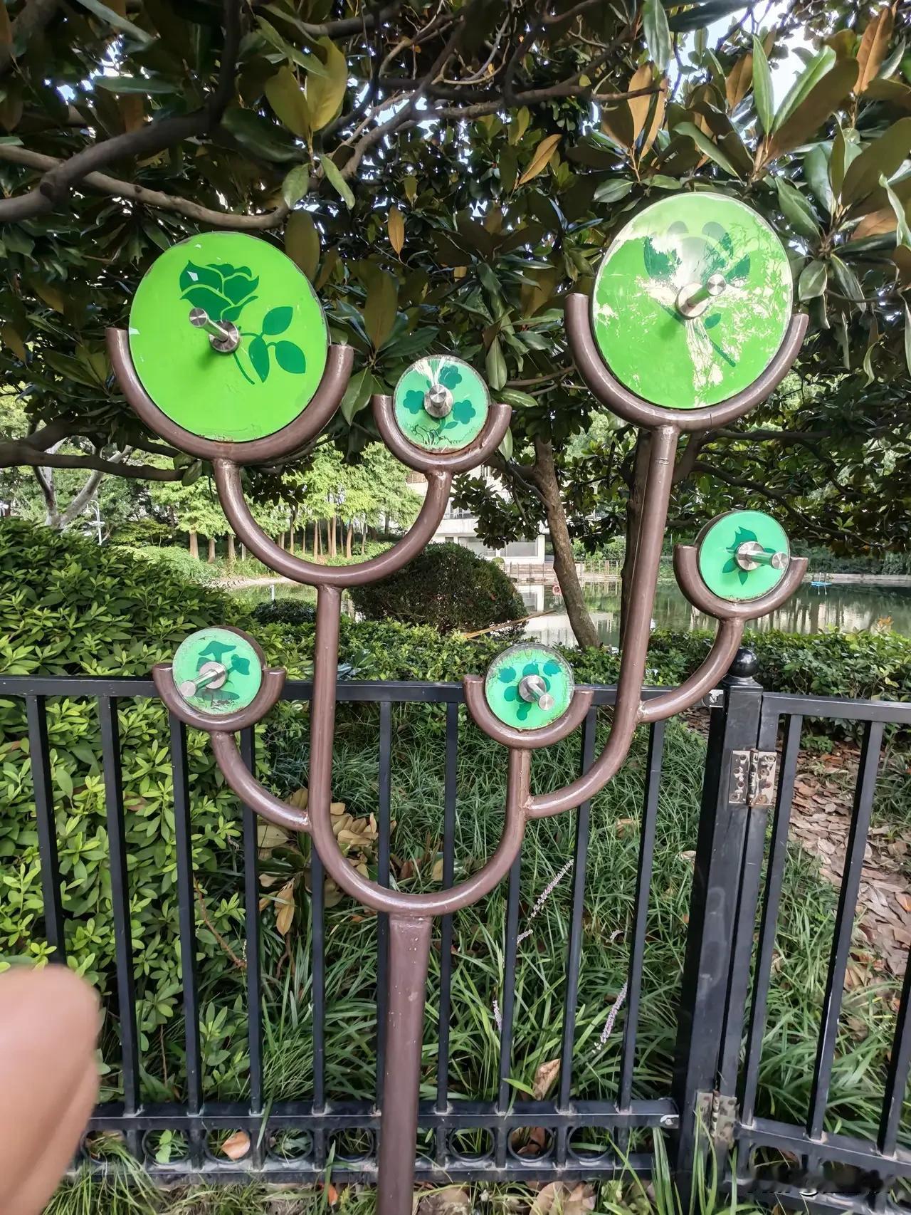 在公园里发现了一个四叶草风车，好可爱！🌿🍃🍃🍃🍃