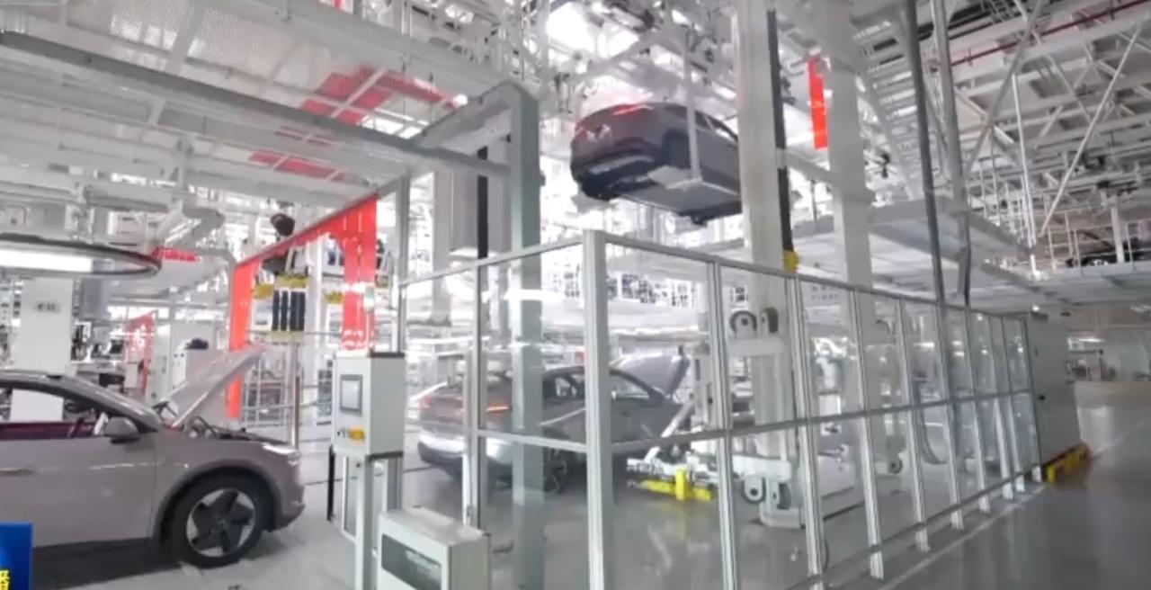 汽车智造车间里机械臂精准作业，新车在产线有序流转尽显工业硬核实力；海洋牧场中养殖