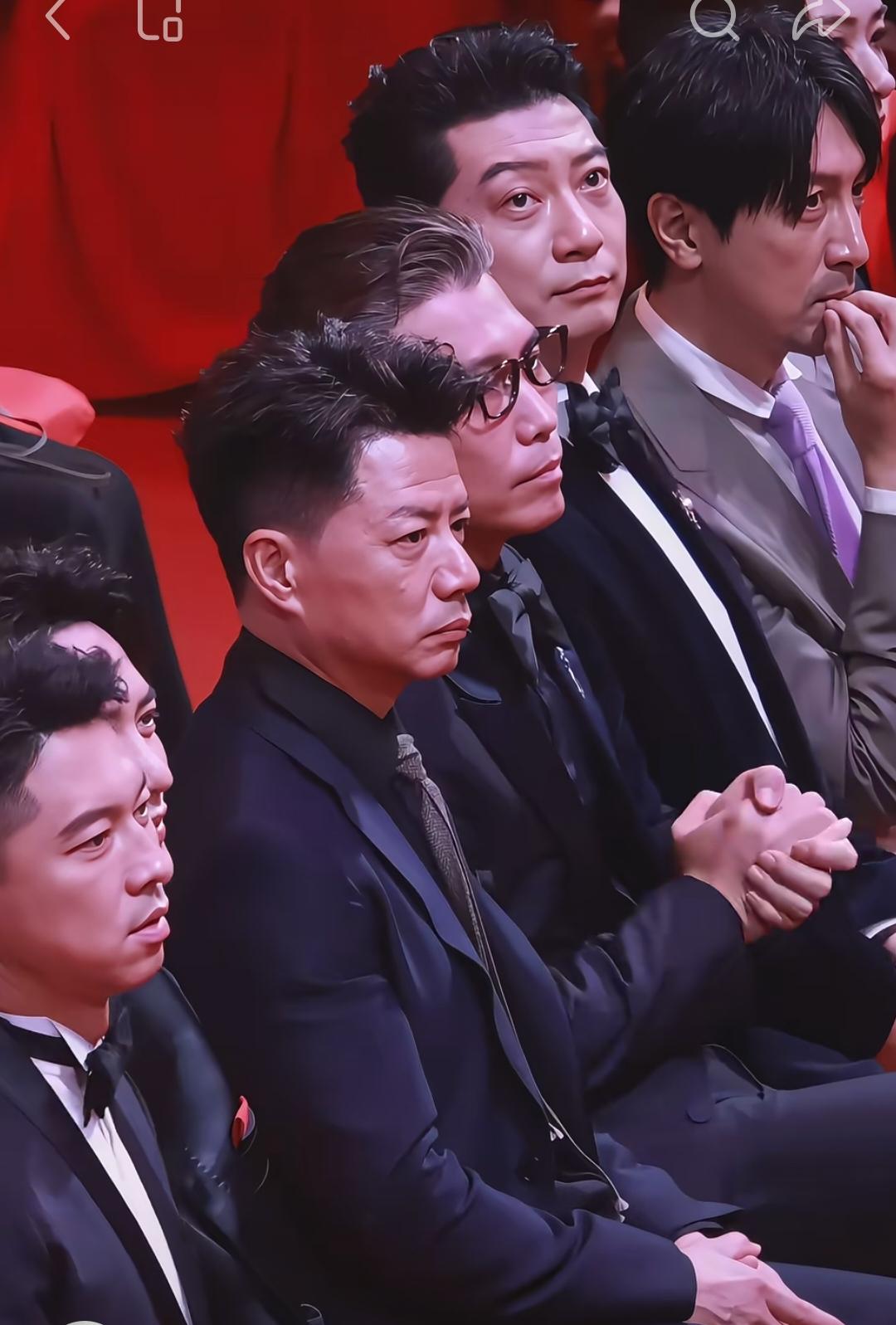 一眼望过去一众法拉利！
就他们这帮人这气质，是一般演员所不能比的，果然演正剧的人