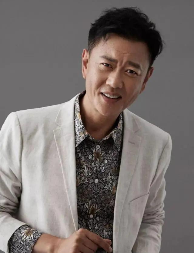演员，冯佳怡，父亲是商人，家里有几百人的公司，有个导演打电话，让冯佳怡拍戏，调侃