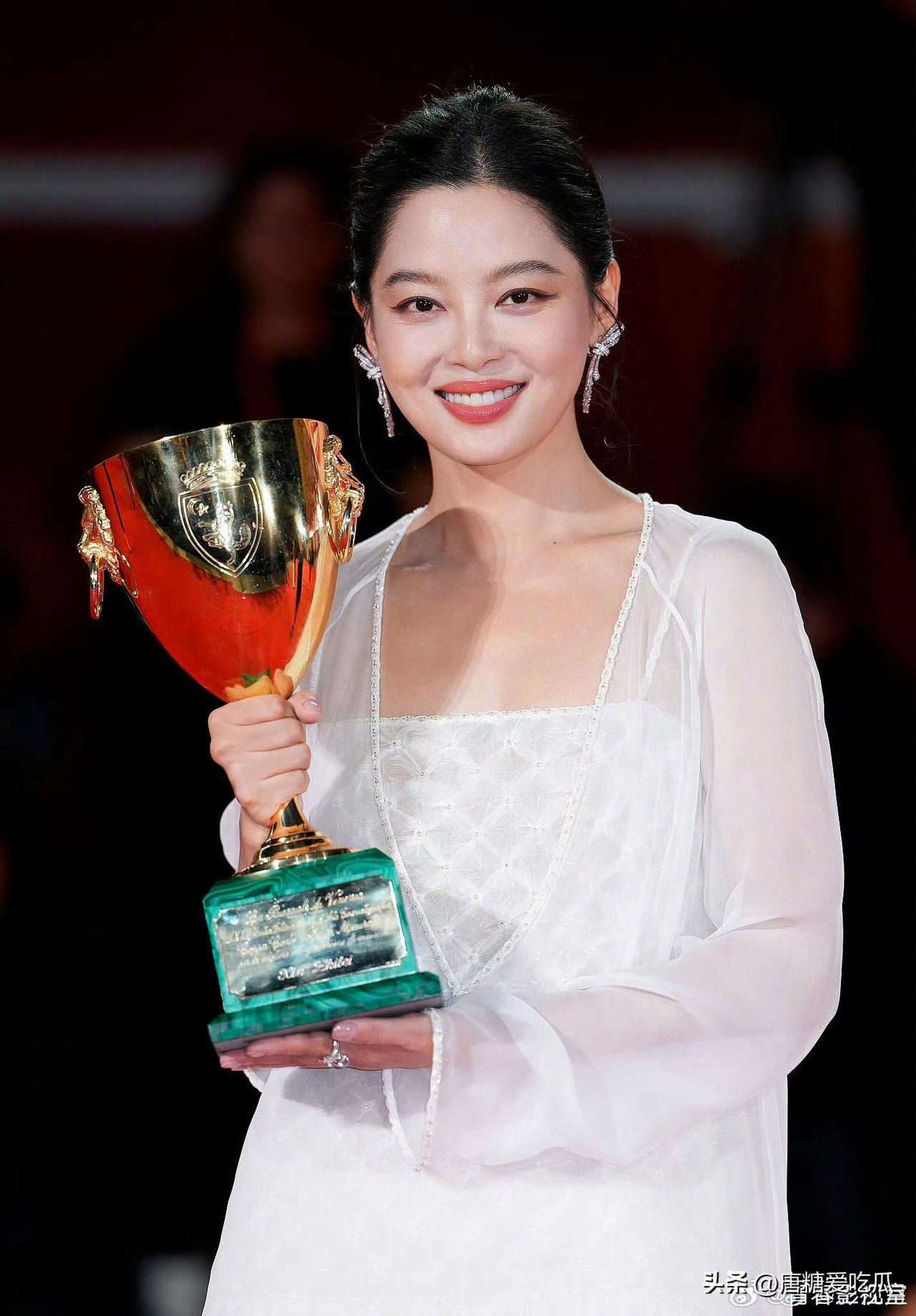 辛芷蕾轻舟已过万重山
辛芷蕾拿下威尼斯电影节最佳女主角后，各大杂志封面等着上，比