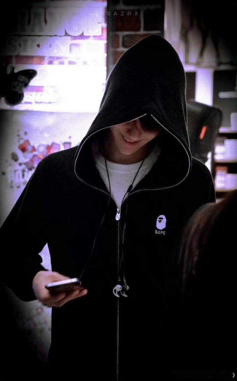 谁懂啊！考古到这组 hoodie 造型，直接被帅到失语！兜帽一拉，只露出一点下颌