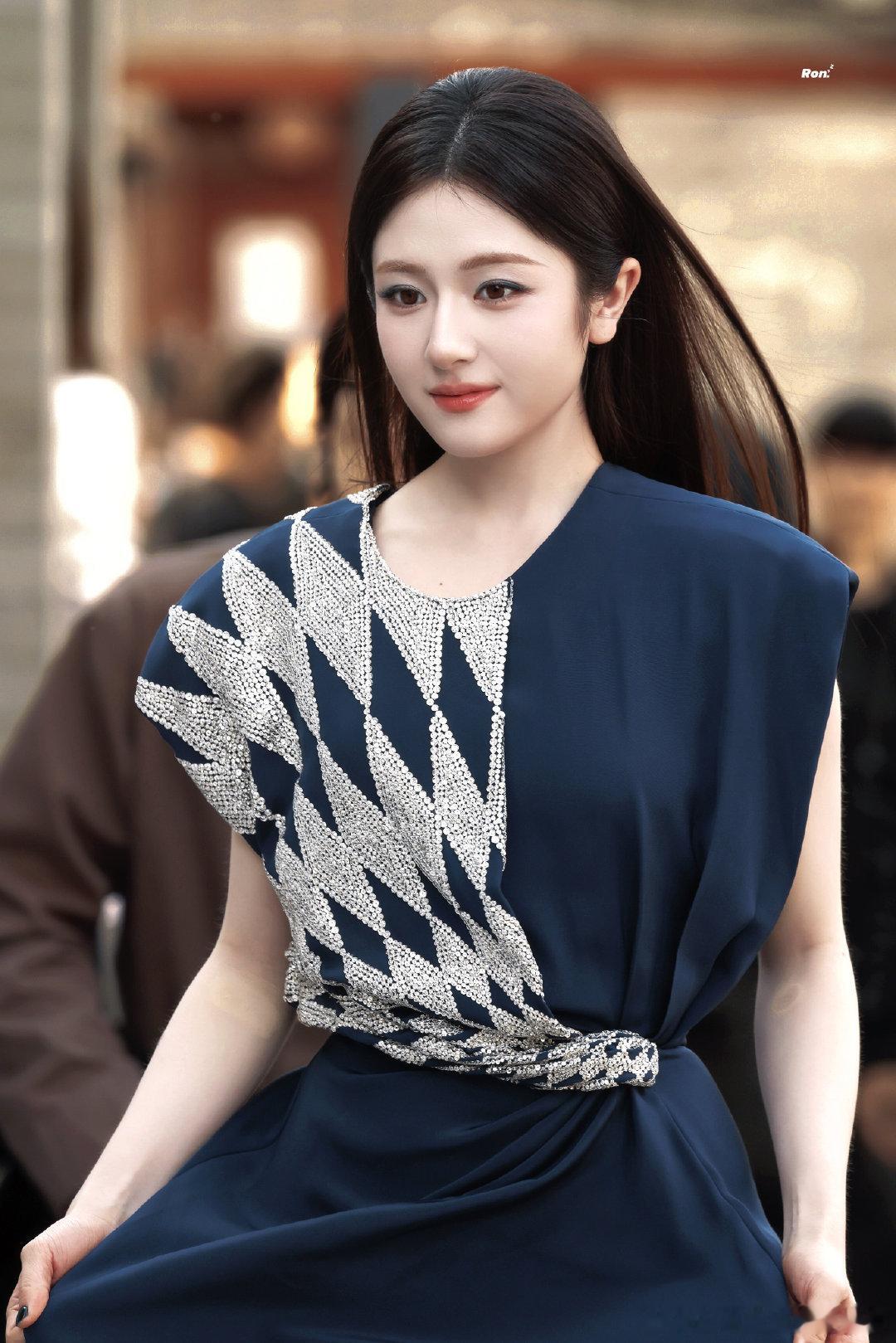 李兰迪今天参加品牌线下活动，蓝色长裙走沉稳大气路线 