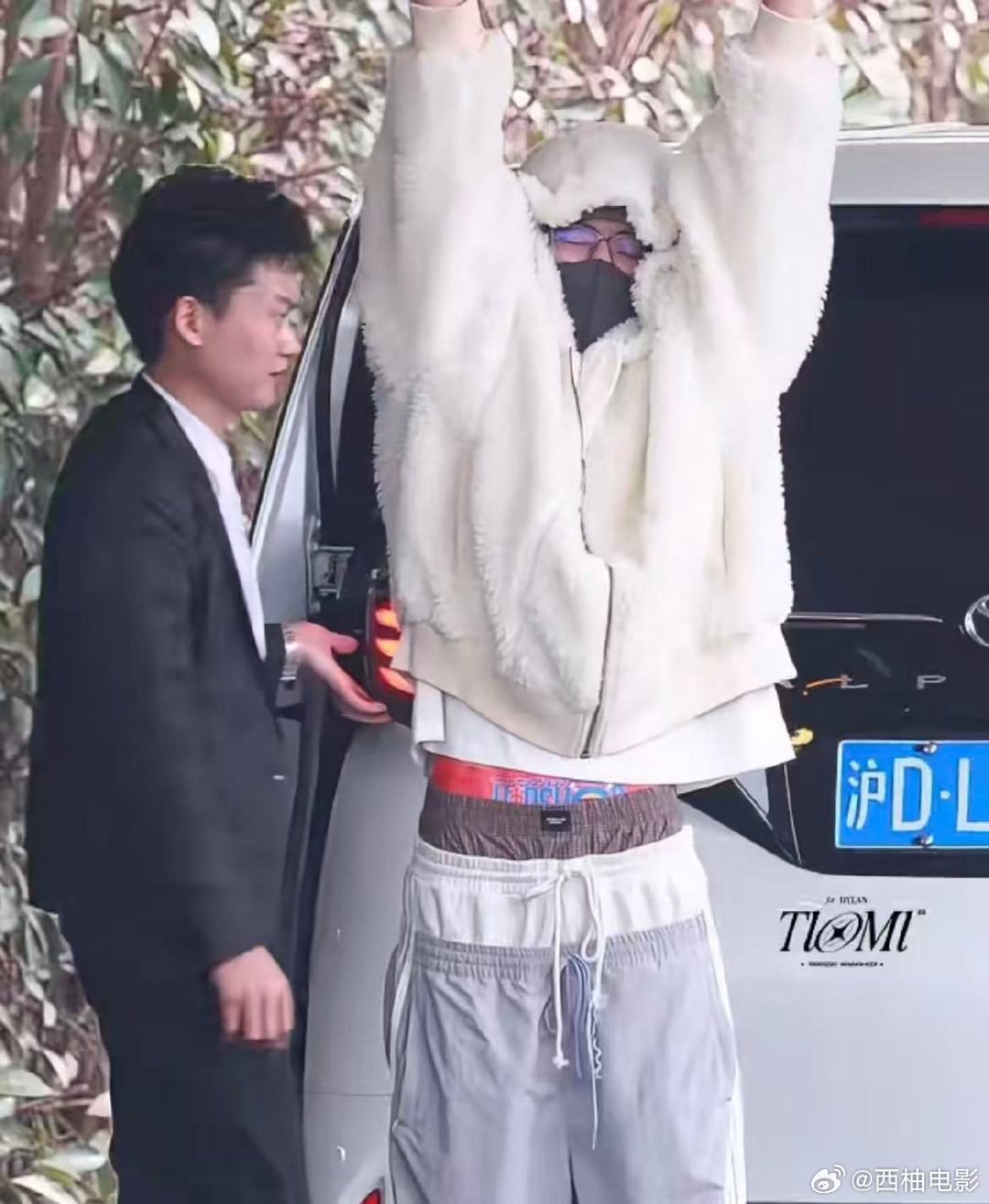 王鹤棣到底穿了几条裤子王鹤棣海贼王红短裤 王鹤棣不经意间露出多层裤腰，最上层是海