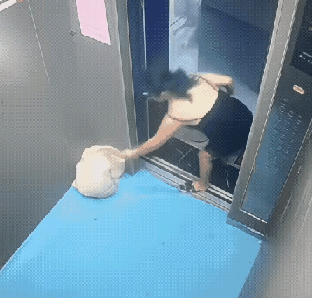 是懒还是坏？女人竟然把好几袋垃圾都放进电梯里，更让人气愤的是她还把垃圾桶里的污水
