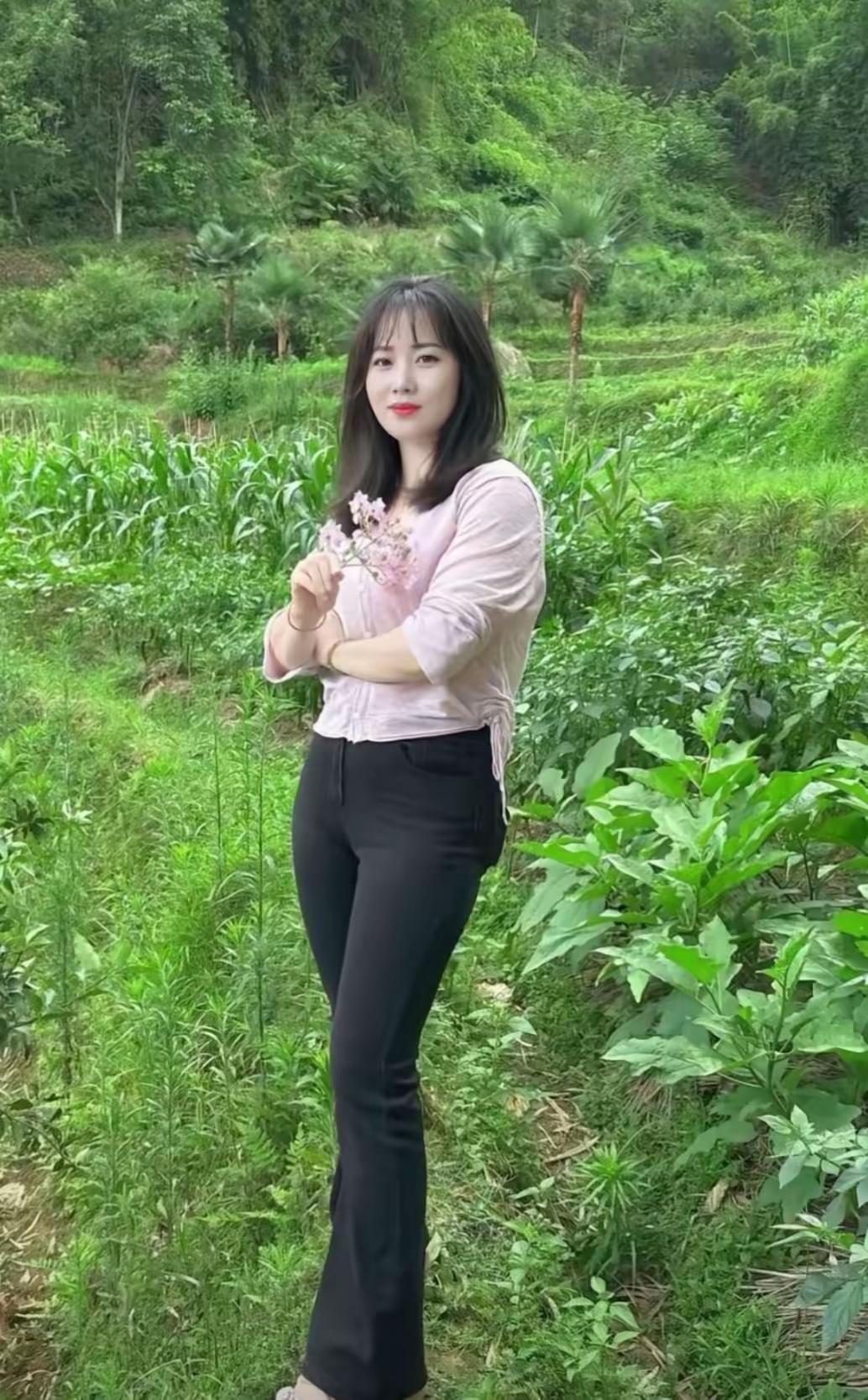 站在田野里，手拿小花，好惬意！
田野里美景 田野休闲照